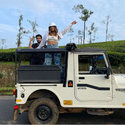 couples in thekkady jeep safari